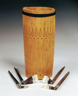 Tunuma (container for storing tattooing implements)