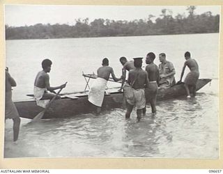 BONIS PENINSULA, BOUGAINVILLE. 1945-09-16. MEMBERS OF HEADQUARTERS 2 CORPS, PREPARED FOR SURRENDER DISCUSSIONS WITH THE JAPANESE, WENT ASHORE AT JAPANESE NAVAL HEADQUARTERS, BONIS PENINSULA, ON 14 ..