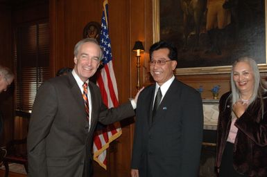 [Assignment: 48-DPA-02-05-08_SOI_K_Mori] Secretary Dirk Kempthorne [meeting at Main Interior] with delegation from the Federated States of Micronesia, led by Micronesia President Emanuel Mori [48-DPA-02-05-08_SOI_K_Mori_DOI_9665.JPG]