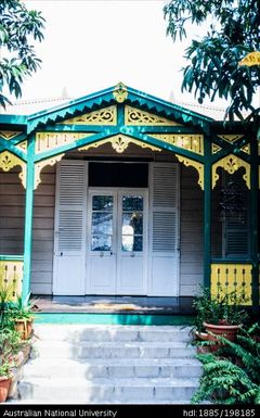 New Caledonia - Prefabricated cottage, Rue de Soissons - yellow and green trim, white doors