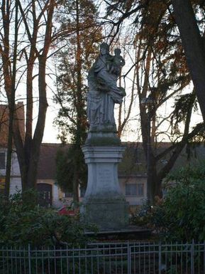 ["Lišov, okr. CB, sousoší sv. Anny Samotřetí.", "Lišov, okr. CB, the sculpture of St. Anny Samoa, third."]