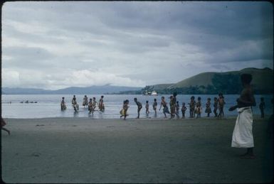 The audience turns to other pursuits : Goodenough Island, D'Entrecasteaux Islands, Papua New Guinea, 1956-1958 / Terence and Margaret Spencer