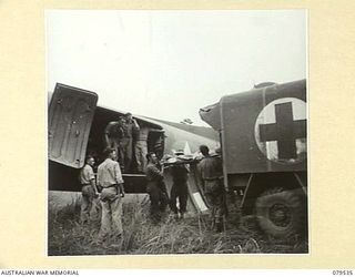 DREGER HARBOUR, NEW GUINEA. 1943-08. PERSONNEL OF THE 10TH FIELD AMBULANCE LOADING STRETCHER CASES ABOARD A UNITED STATES AIRCRAFT FOR TRANSPORT BACK TO THE MAINLAND