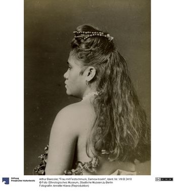 ["\"Frau mit Festschmuck, Samoa-Inseln\""]