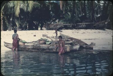 Mother and daughter returning from the garden island (1) : Mortlock Islands, Papua New Guinea, 1960 / Terence and Margaret Spencer