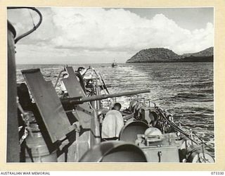 KARKAR ISLAND, NEW GUINEA. 1944-05-18. LOOKING AFT FROM THE BRIDGE OF HMA MOTOR LAUNCH 806 TOWARDS A SECOND MOTOR LAUNCH WITH THE ISLAND AT THE EXTREME RIGHT. THE OERLIKONS IN THE FOREGROUND HAVE ..