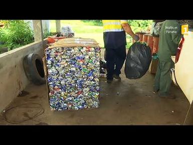 WF - Renforcement des moyens de gestion des déchets : arrivée du compacteur - WF 1ere - Juin 2015