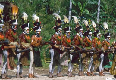 ["ansiktsmålning, huvudbonad, dans, uppträdande, fotografi, photograph"]