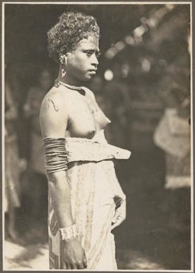 Girls Wanigella [Wanigela] village [side view of a woman with a cloth tied around her waist] Frank Hurley