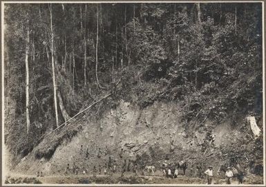 Mission Road extension beyond Ononge [workers in front of a cutting, 2] / Frank Hurley