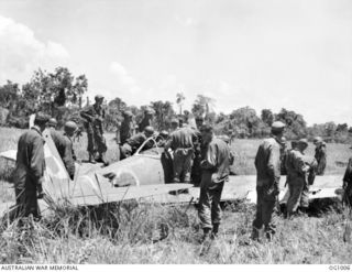 AITAPE, NORTH EAST NEW GUINEA. 1945-05-02. US TROOPS EXAMINING A WRECKED JAPANESE FIGHTER AIRCRAFT. MEMBERS OF THIS AMERICAN UNIT LED RAAF ENGINEERS INTO AITAPE DURING THE INVASION