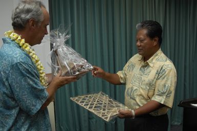 [Assignment: 48-DPA-SOI_K_Majuro_6-11-12-07] Pacific Islands Tour: Visit of Secretary Dirk Kempthorne [and aides] to Majuro Atoll, of the Republic of Marshall Islands [48-DPA-SOI_K_Majuro_6-11-12-07__DI14484.JPG]