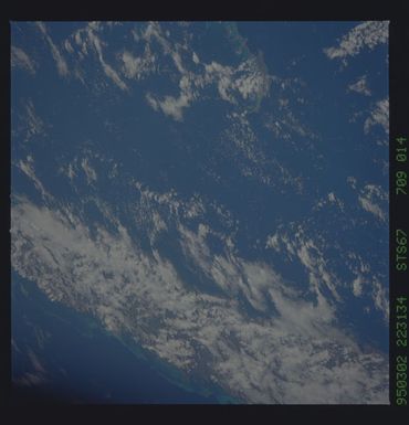 STS067-709-014 - STS-067 - Earth observations taken from shuttle orbiter Endeavour during STS-67 mission