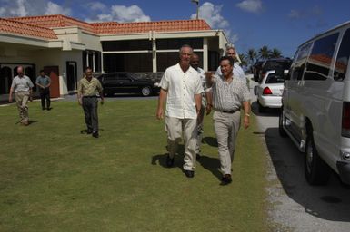 [Assignment: 48-DPA-SOI_K_Guam_6-6-7-07] Pacific Islands Tour: Visit of Secretary Dirk Kempthorne [and aides] to Guam, U.S. Territory [48-DPA-SOI_K_Guam_6-6-7-07__DI11075.JPG]