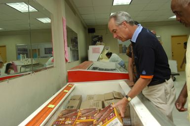 [Assignment: 48-DPA-SOI_K_Pohnpei_6-10-11-07] Pacific Islands Tour: Visit of Secretary Dirk Kempthorne [and aides] to Pohnpei Island, of the Federated States of Micronesia [48-DPA-SOI_K_Pohnpei_6-10-11-07__DI14010.JPG]