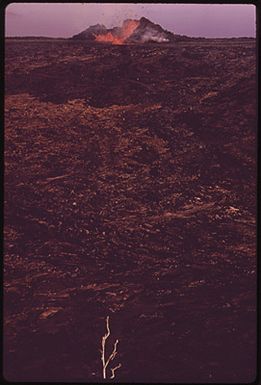 VOLCANIC MAUNA ULU IN ERUPTION