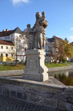 ["Písek, okr PI, kamenný most přes Otavu, socha sv. Anny Samotřetí.", "Písek, PI district, stone bridge over Otava, statue of St. Anny Samoa, third."]