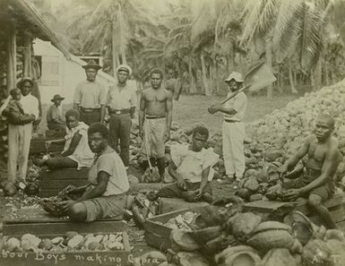["Samoa, Kopra bereitende Frauen und Männer"]