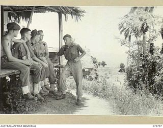 SIAR-NAGADA, NEW GUINEA. 1944-09-08. QX48862 CAPTAIN L.W. STANLEY, OFFICER COMMANDING A COMPANY, 61ST INFANTRY BATTALION "THE QUEENSLAND CAMERON HIGHLANDERS" (5) GIVING INSTRUCTIONS TO PERSONNEL OF ..