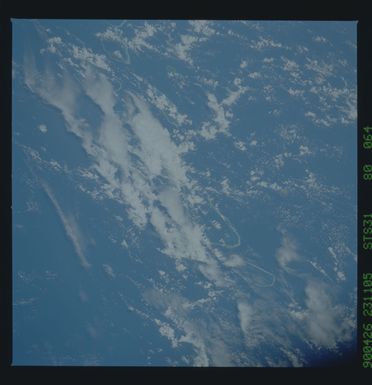 S31-80-064 - STS-031 - STS-31 earth observations