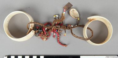 ["armband, Snäckskalsarmband, armlet, bracelet"]