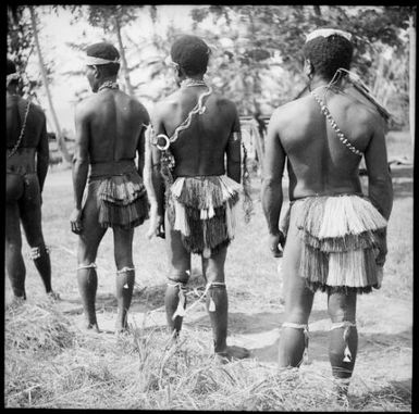 Rear view of four decorated men, Awar, Sepik River, New Guinea, 1935, 2 / Sarah Chinnery