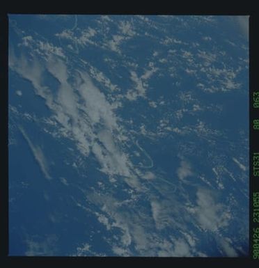 S31-80-063 - STS-031 - STS-31 earth observations