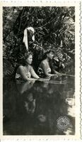 Jeunes filles assises dans l'eau
