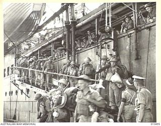 1942-11-06. AUSTRALIAN INFANTRY REINFORCEMENTS ARRIVE IN NEW GUINEA. (NEGATIVE BY BOTTOMLEY)