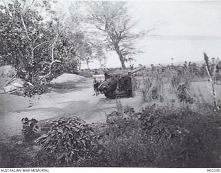 MATUPI ISLAND, NEW BRITAIN. C. 1914. SOME OF THE 4.7 INCH GUNS OF THE RAN NAVAL BATTERY ON THE ISLAND. THE POSITION IN WHICH THESE GUNS WERE MOUNTED WAS ONLY 20 TO 30 YARDS FROM THE WATER LINE AND ..