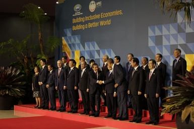 Barack Obama joins Asia Pacific Economic Cooperation Summit leaders for a photo in Manila, Philippines, November 19, 2015