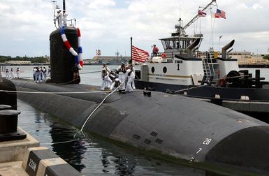 The crew of the US Navy (USN) Los Angeles class Attack Submarine USS COLOMBIA (SSN 771) moor the submarine to a pier in Pearl Harbor. COLOMBIA is returning from deployment in support of Operation ENDURING FREEDOM and IRAQI FREEDOM