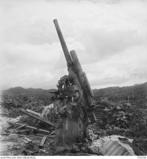 SALAMAUA, NEW GUINEA. 1945-04-24. AN ABANDONED JAPANESE ANTI- AIRCRAFT GUN