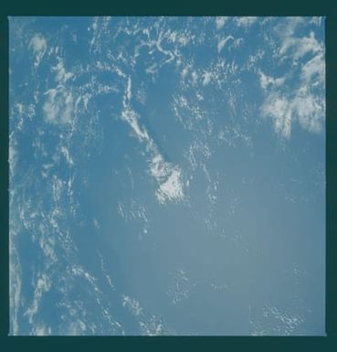 41C-32-1087 - STS-41C - Earth observations taken from the shuttle Challenger during STS-41C