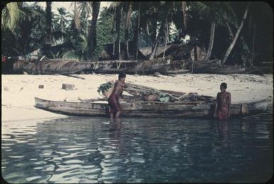 Mother and daughter returning from the garden island (2) : Mortlock Islands, Papua New Guinea, 1960 / Terence and Margaret Spencer