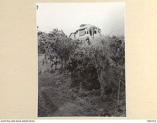 MILNE BAY, NEW GUINEA. 1942-09-14. NO. 1 HOUSE ON GILI GILI PLANTATION. THE PLANTATION MANAGER'S EX-HOME, IT WAS USED BY HEADQUARTERS MILNE FORCE AS A TEMPORARY HEADQUARTERS UNTIL THE JAPANESE ..