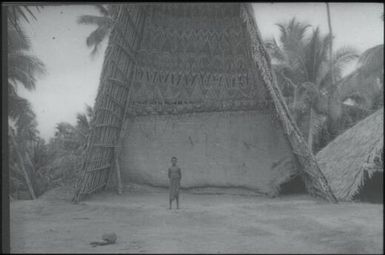 Haus tambaran (spirit house) (2) : Maprik, Papua New Guinea,1959 / Terence and Margaret Spencer