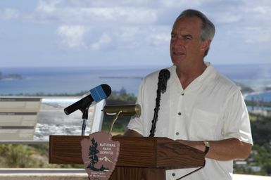 [Assignment: 48-DPA-SOI_K_Guam_6-6-7-07] Pacific Islands Tour: Visit of Secretary Dirk Kempthorne [and aides] to Guam, U.S. Territory [48-DPA-SOI_K_Guam_6-6-7-07__DI11393.JPG]