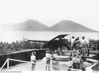 RABAUL, NEW GUINEA. C. 1918. A SIX INCH ARTILLERY PIECE MOUNTED AT FORT RALUANA COMMANDING THE ENTRANCE TO BLANCHE BAY