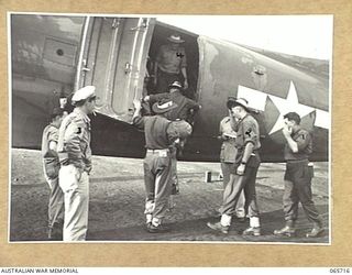 MAREEBA, QLD. 1944-04-10. THE ADVANCE PARTY OF HEADQUARTERS, 1ST AUSTRALIAN CORPS BOARDING A DOUGLAS C47 AIRCRAFT, MILITARY VERSION OF THE DC3 AIRLINER, "IRENE" (CALL SIGN VH-CFB) OF THE UNITED ..