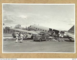 MAREEBA, QLD. 1944-04-13. PERSONNEL OF HEADQUARTERS, 2ND AUSTRALIAN CORPS WERE TRANSFERRED FROM NEW GUINEA TO HEADQUARTERS, 1ST AUSTRALIAN CORPS. THE SECOND AIRCRAFT A DOUGLAS C47 AIRCRAFT, ..