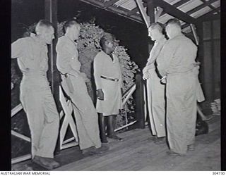 NEW GUINEA. A GROUP OF COASTWATCHERS TALKING WITH A NATIVE CHIEF. LEFT TO RIGHT: LOAND, BOYD, NATIVE CHIEF, KENNEDY, COULTAS. THEY ARE MEMBERS OF THE NAVAL INTELLIGENCE DIVISION, RAN (RESPONSIBLE ..