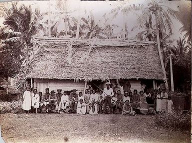 Large group outside house, Nieue [sic]
