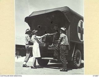 PORT MORESBY, NEW GUINEA. 1944-05-05. DISCHARGED PATIENTS FROM THE 2/1ST GENERAL HOSPITAL RECEIVE PACKETS OF CIGARETTES FROM B2/359 ASSISTANT SUPERINTENDENT MRS. K. STEPHENS (2) A MEMBER OF THE ..