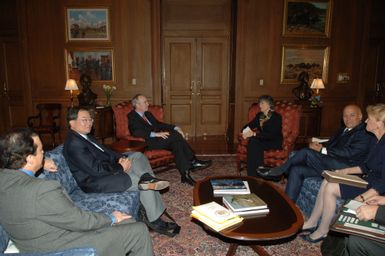 [Assignment: 48-DPA-02-26-08_SOI_K_Lingle] Secretary Dirk Kempthorne [meeting at Main Interior with delegation led by] Hawaii Governor Linda Lingle [48-DPA-02-26-08_SOI_K_Lingle_IOD_1206.JPG]