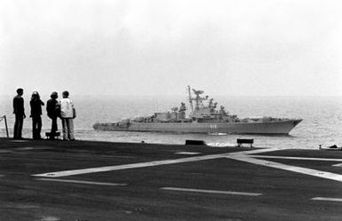 A starboard beam view of the Soviet Krivak I class guided missile Frigate FFG-916 underway as seen from the deck of the amphibious assault ship USS SAIPAN (LHA-2)