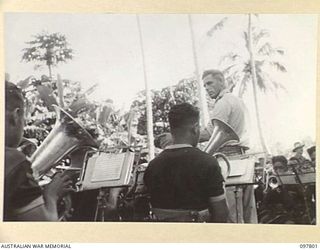 RATONGOR, NEW BRITAIN. 1945-10-10. LIEUTENANT CRAWLEY, AN EX NEW GUINEA VOLUNTEER RIFLES SOLDIER WHO ESCAPED FROM NEW BRITAIN AFTER THE JAPANESE OCCUPIED RABAUL, LEADING THE ROYAL PAPUAN ..