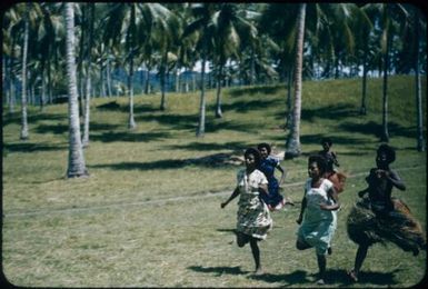 Women's foot races (2) : Mapamoiwa Station, D'Entrecasteaux Islands, Papua New Guinea, 1957 / Terence and Margaret Spencer