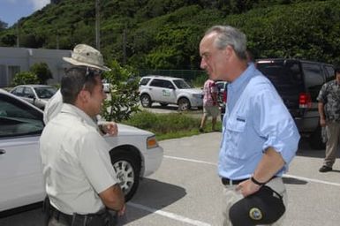 [Assignment: 48-DPA-SOI_K_Guam_6-6-7-07] Pacific Islands Tour: Visit of Secretary Dirk Kempthorne [and aides] to Guam, U.S. Territory [48-DPA-SOI_K_Guam_6-6-7-07__DI12141.JPG]