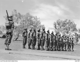 POM POM VALLEY, NEW GUINEA. 1943-11-27. THE GUARD OF THE 2/10TH AUSTRALIAN INFANTRY BATTALION, THE CHAMPION GUARD OF THE 18TH AUSTRALIAN INFANTRY BRIGADE, RIGHT DRESSING DURING THE TAKING OF A ..